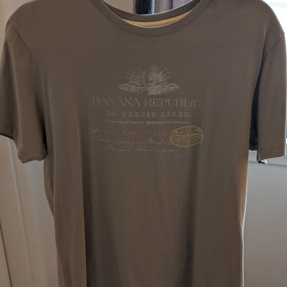 Banana Republic Men's Tee - Picture 2 of 5
